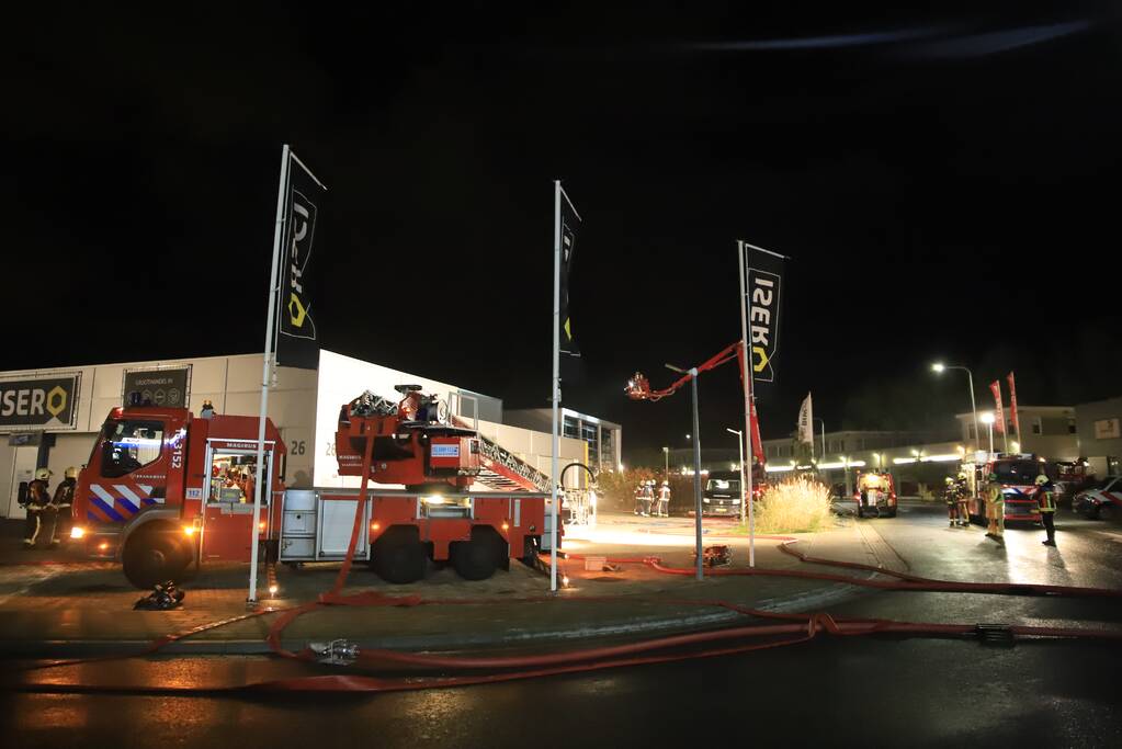 Grote brand in ijzerwarenhandel pand