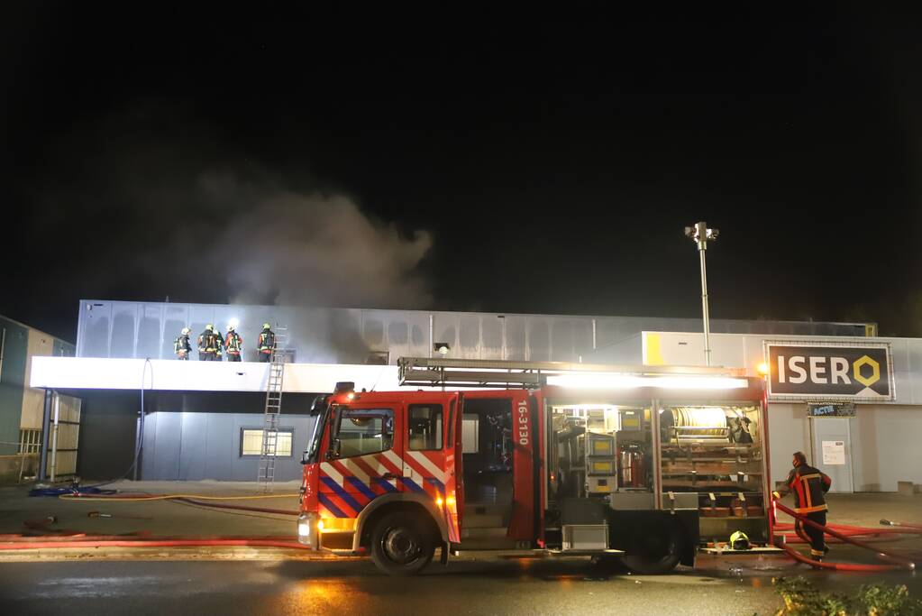 Grote brand in ijzerwarenhandel pand