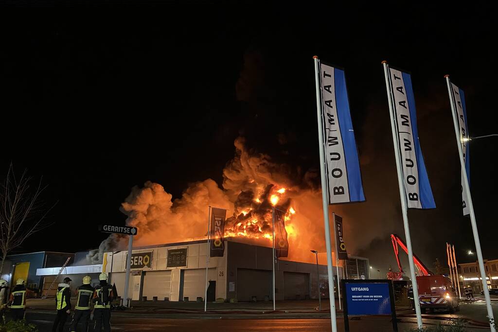 Grote brand in ijzerwarenhandel pand