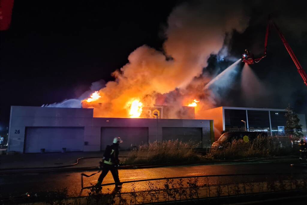 Grote brand in ijzerwarenhandel pand