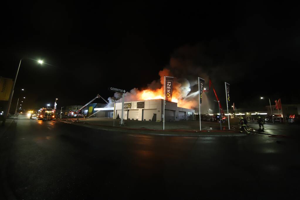 Grote brand in ijzerwarenhandel pand