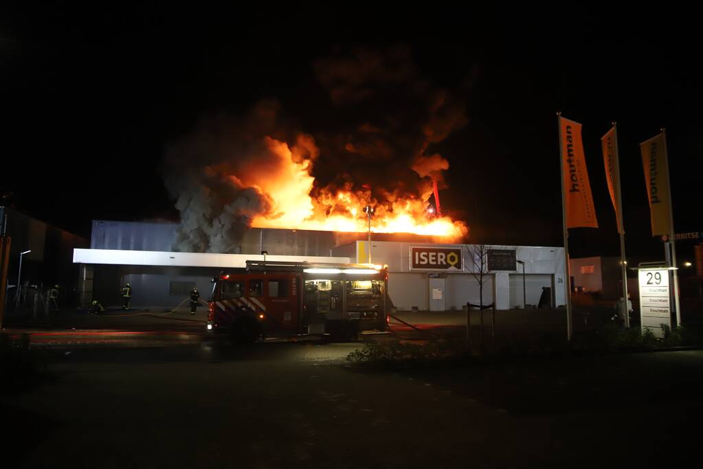 Grote brand in ijzerwarenhandel pand