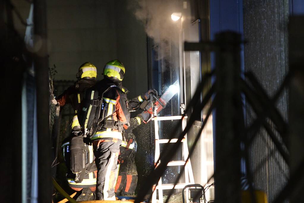 Grote brand in ijzerwarenhandel pand
