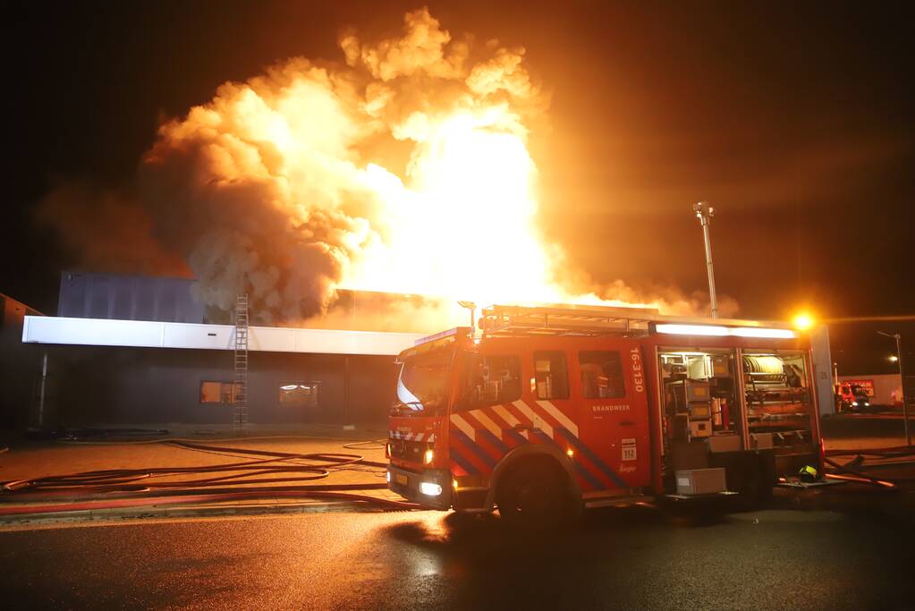 Grote brand in ijzerwarenhandel pand