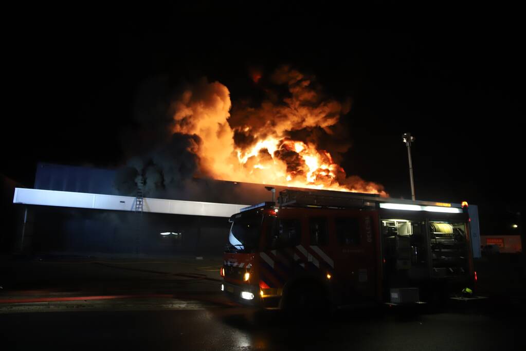 Grote brand in ijzerwarenhandel pand