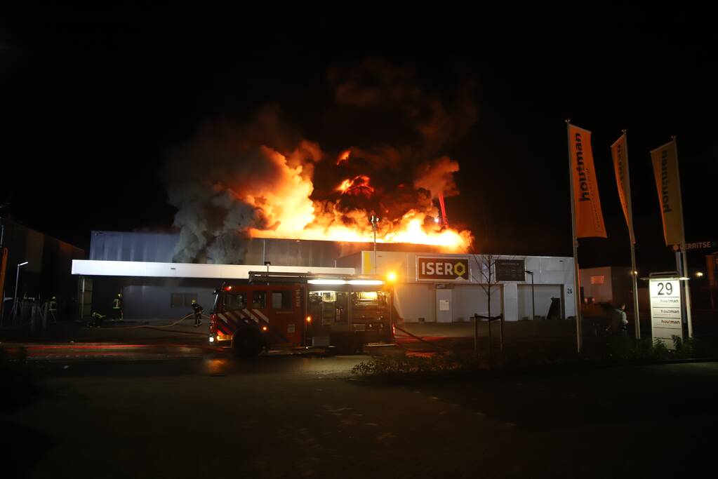 Grote brand in ijzerwarenhandel pand