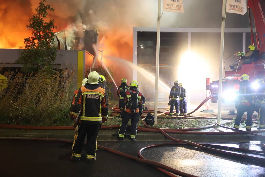 Grote brand in ijzerwarenhandel pand