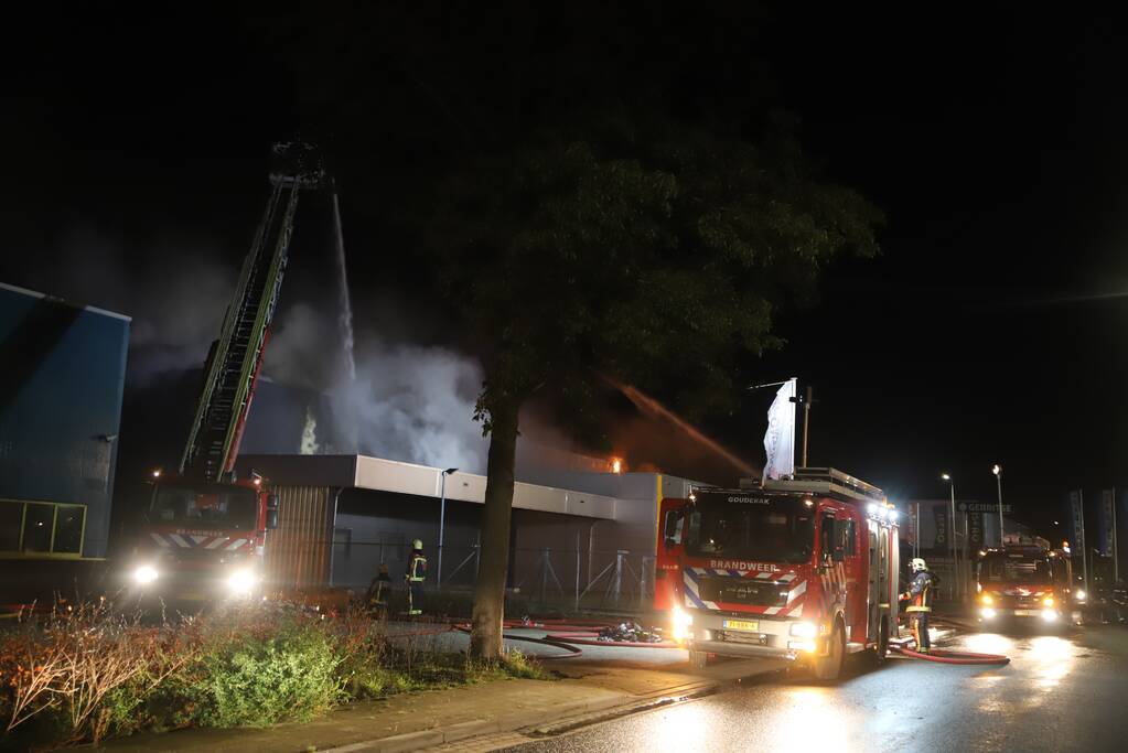 Grote brand in ijzerwarenhandel pand