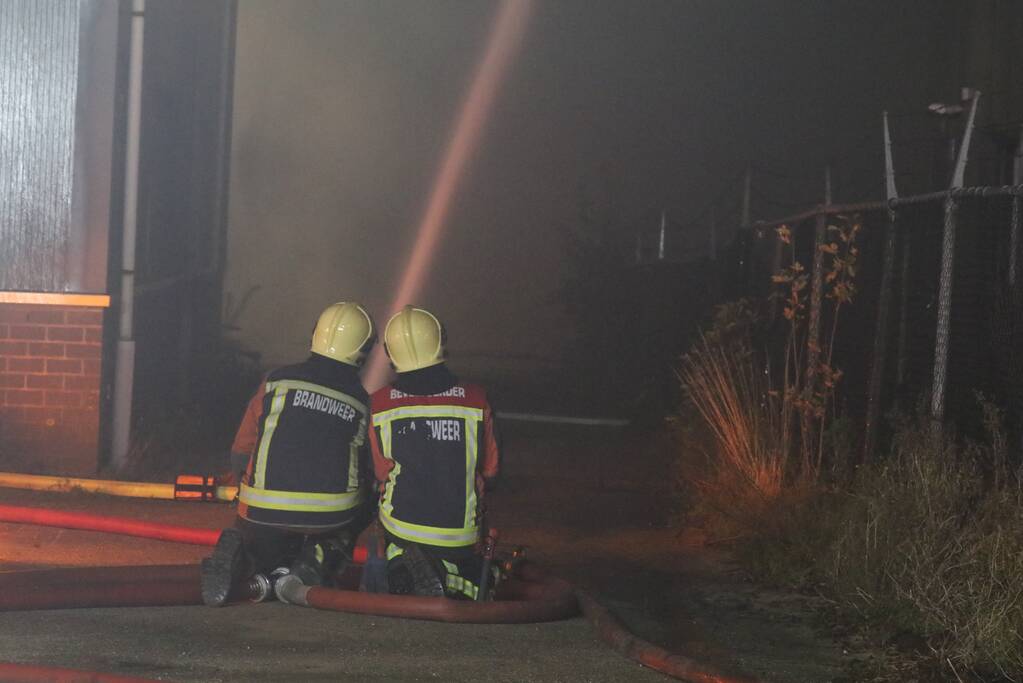 Grote brand in ijzerwarenhandel pand