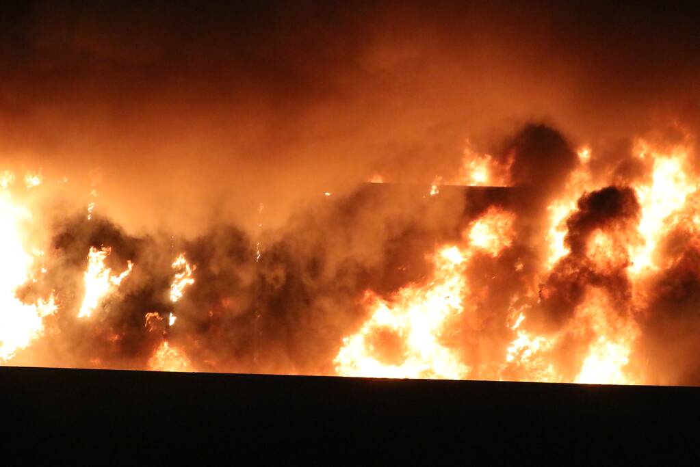 Grote brand in ijzerwarenhandel pand