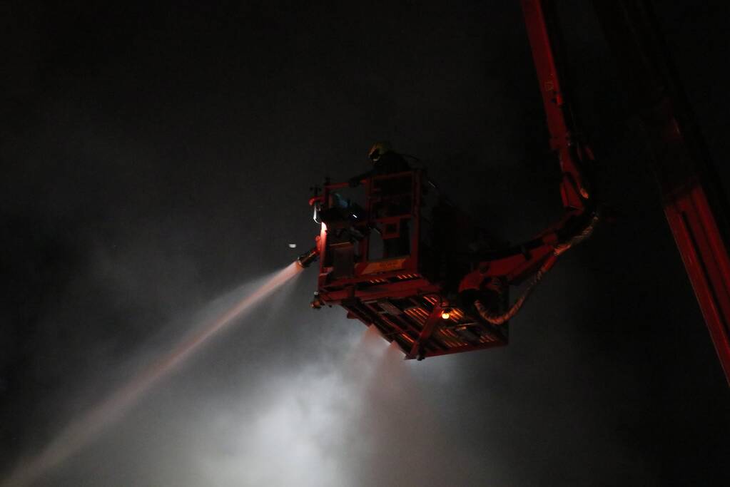 Grote brand in ijzerwarenhandel pand