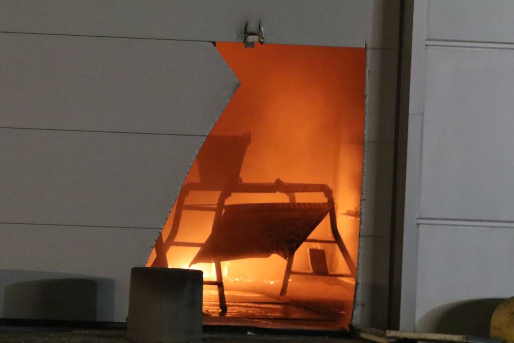 Grote brand in ijzerwarenhandel pand