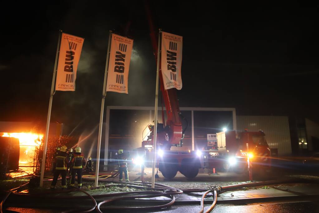 Grote brand in ijzerwarenhandel pand