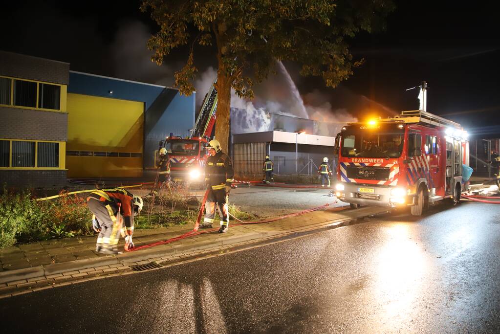 Grote brand in ijzerwarenhandel pand