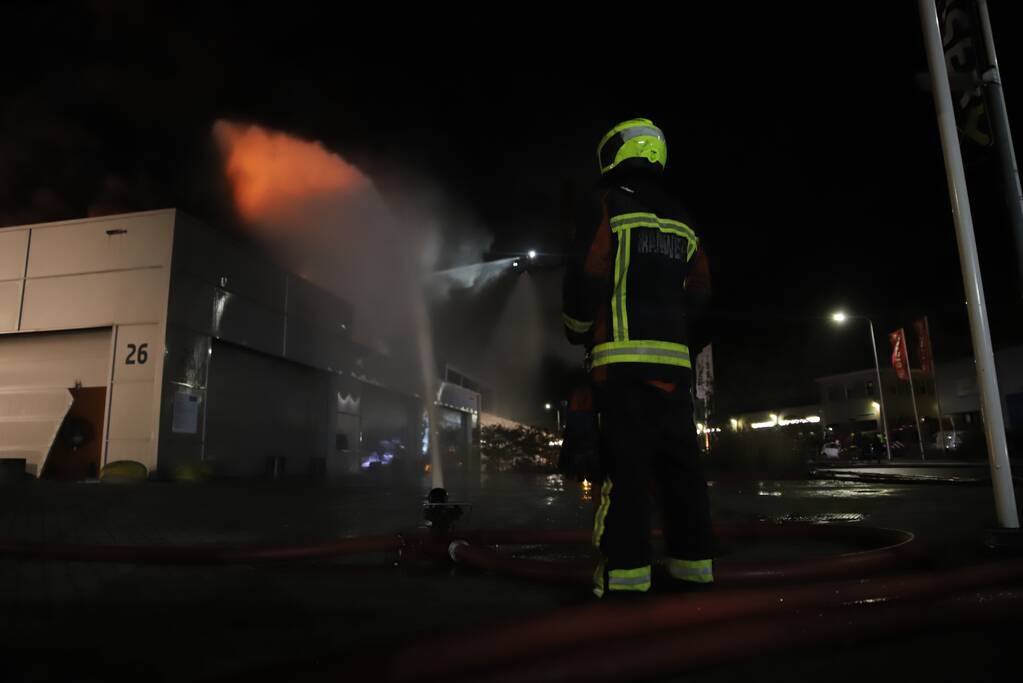 Grote brand in ijzerwarenhandel pand