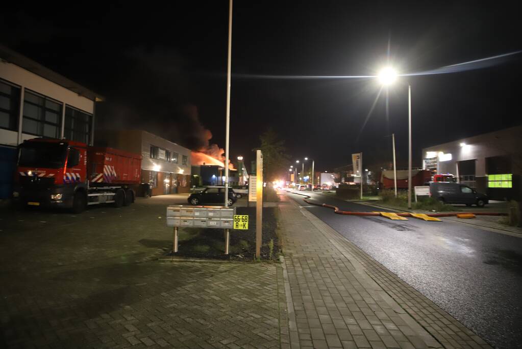 Grote brand in ijzerwarenhandel pand