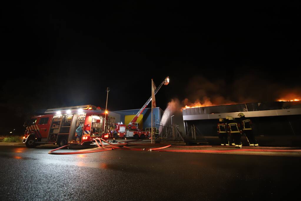 Grote brand in ijzerwarenhandel pand