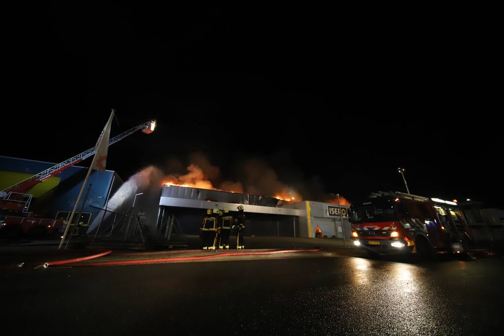 Grote brand in ijzerwarenhandel pand