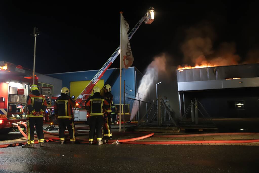 Grote brand in ijzerwarenhandel pand
