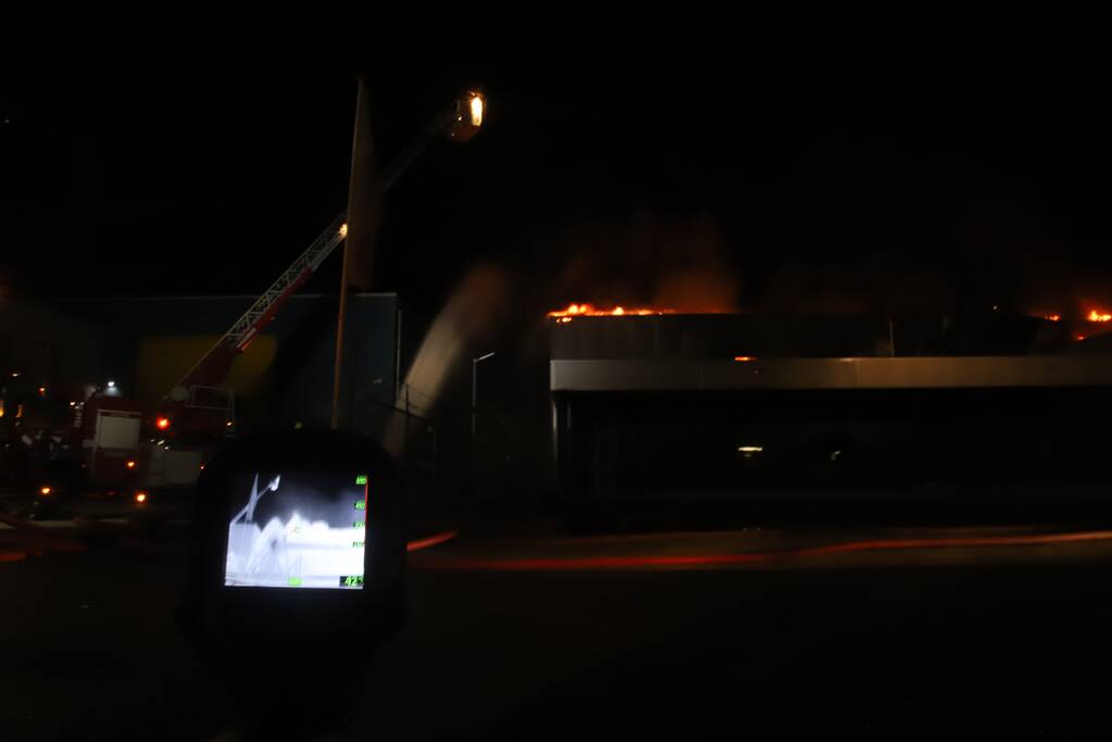 Grote brand in ijzerwarenhandel pand