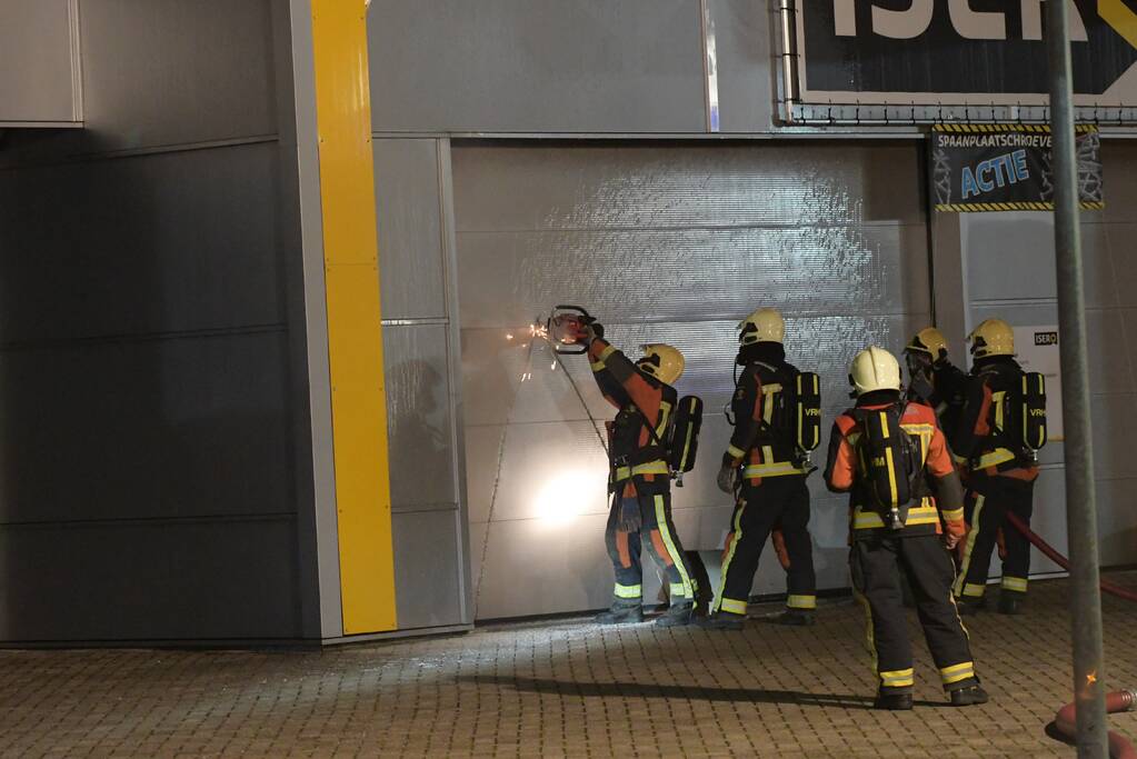 Grote brand in ijzerwarenhandel pand