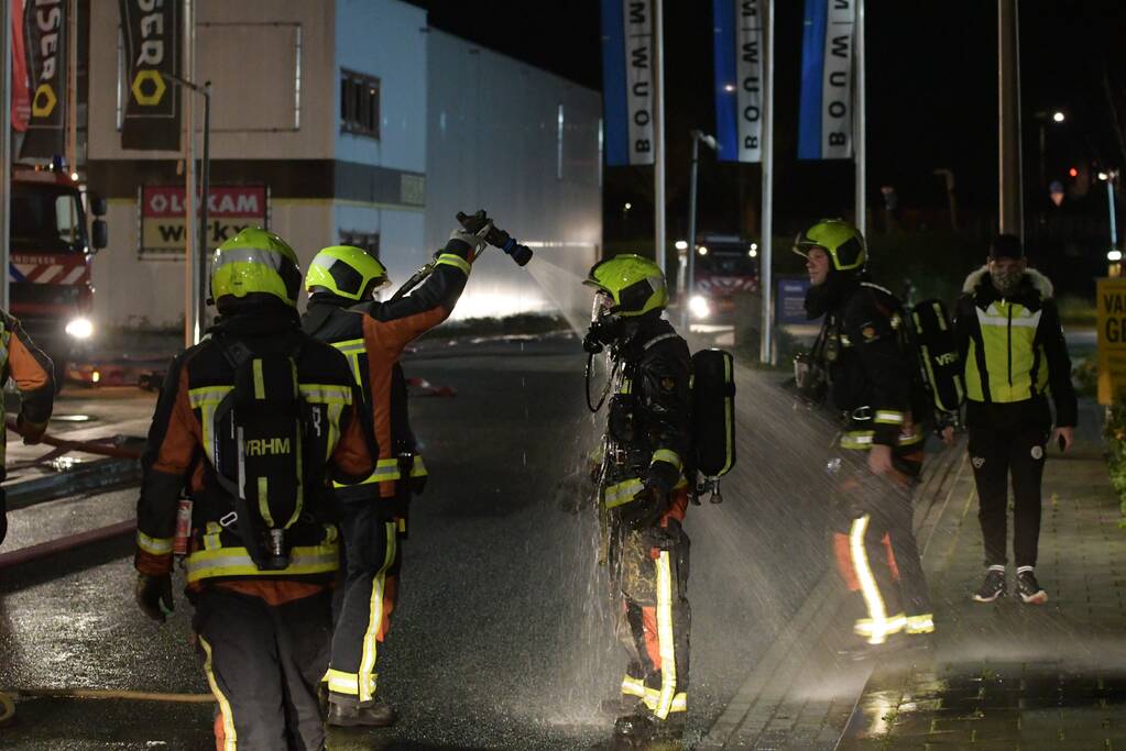 Grote brand in ijzerwarenhandel pand