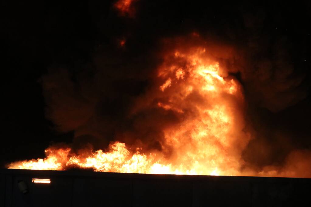 Grote brand in ijzerwarenhandel pand