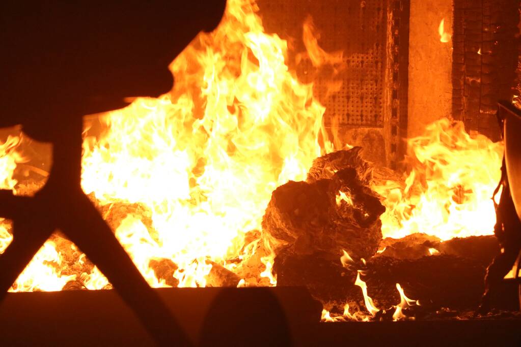 Grote brand in ijzerwarenhandel pand