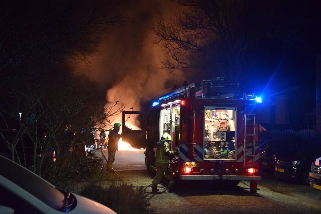 Twee geparkeerde auto's verwoest door brand