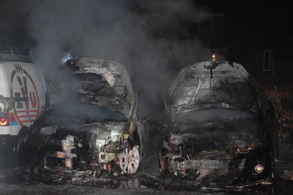 Twee geparkeerde auto's verwoest door brand