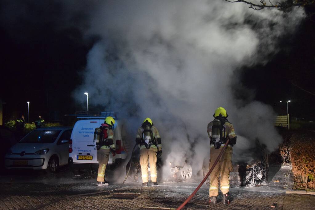 Twee geparkeerde auto's verwoest door brand
