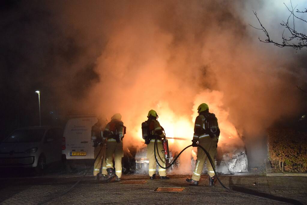 Twee geparkeerde auto's verwoest door brand