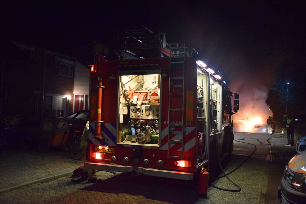 Twee geparkeerde auto's verwoest door brand