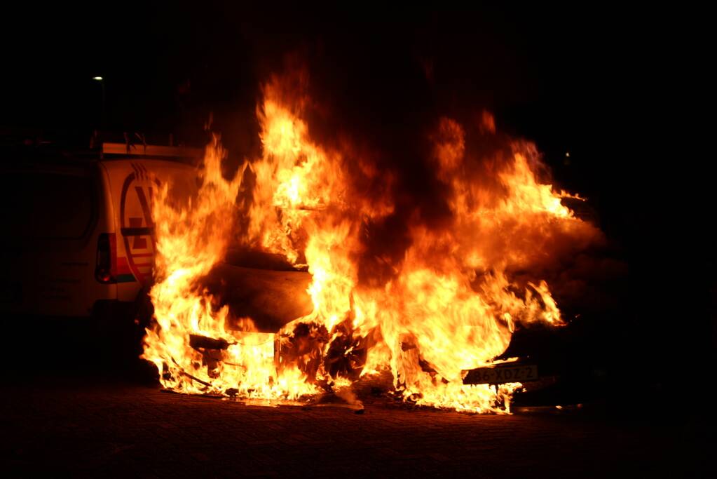 Twee geparkeerde auto's verwoest door brand