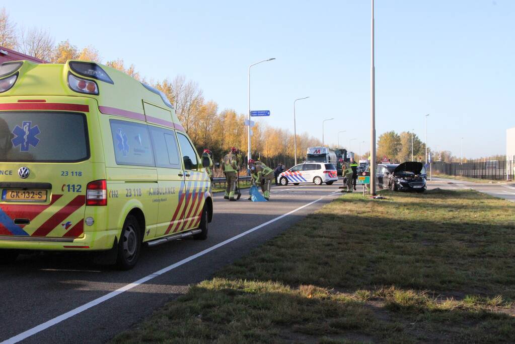 Vrachtwagen en personenwagen botsen op elkaar