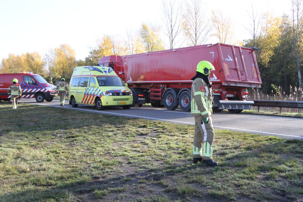 Vrachtwagen en personenwagen botsen op elkaar