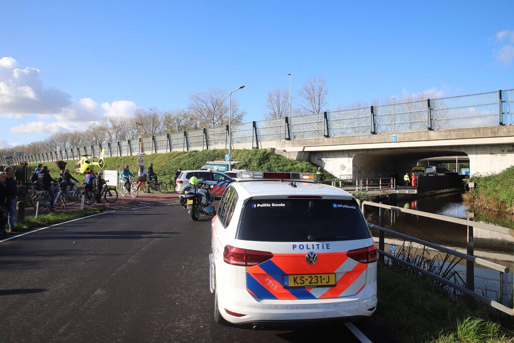 Traumahelikopter landt naast snelweg voor ernstig ongeval