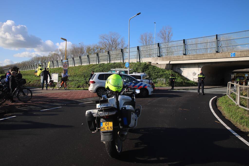 Traumahelikopter landt naast snelweg voor ernstig ongeval