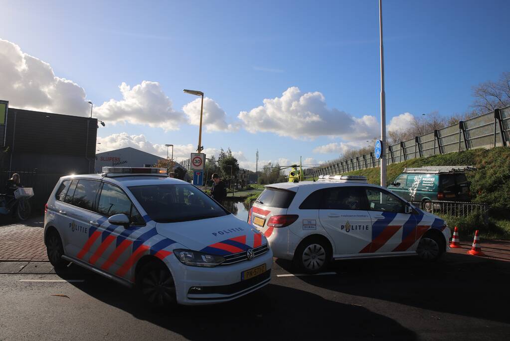 Traumahelikopter landt naast snelweg voor ernstig ongeval