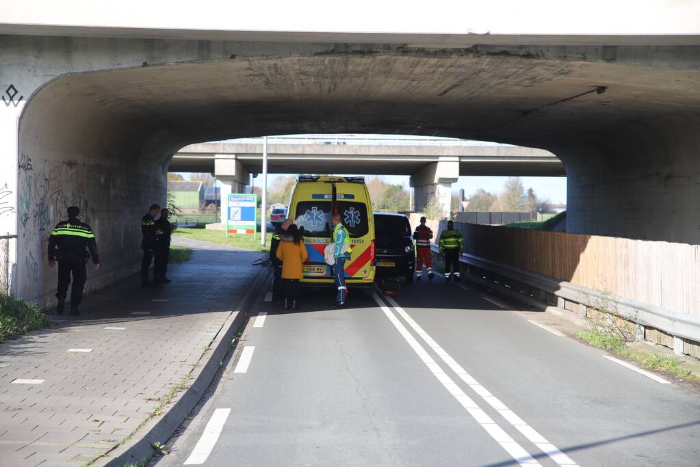 Traumahelikopter landt naast snelweg voor ernstig ongeval