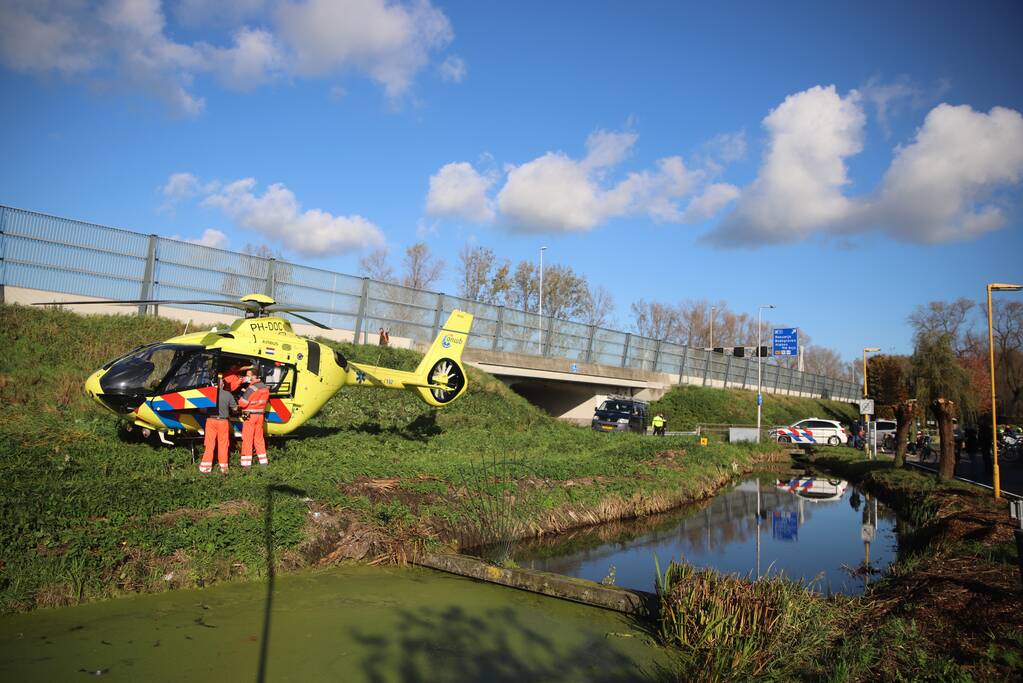 Traumahelikopter landt naast snelweg voor ernstig ongeval