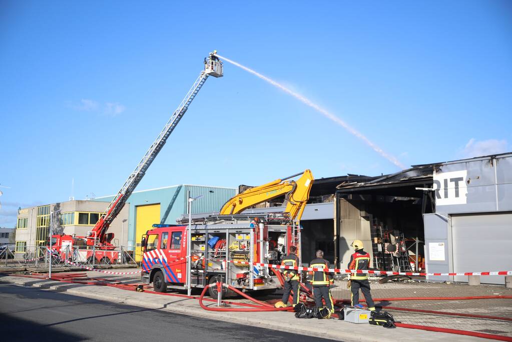 Day after grote brand ijzerwarenbedrijf Isero