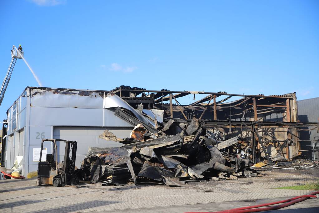 Day after grote brand ijzerwarenbedrijf Isero