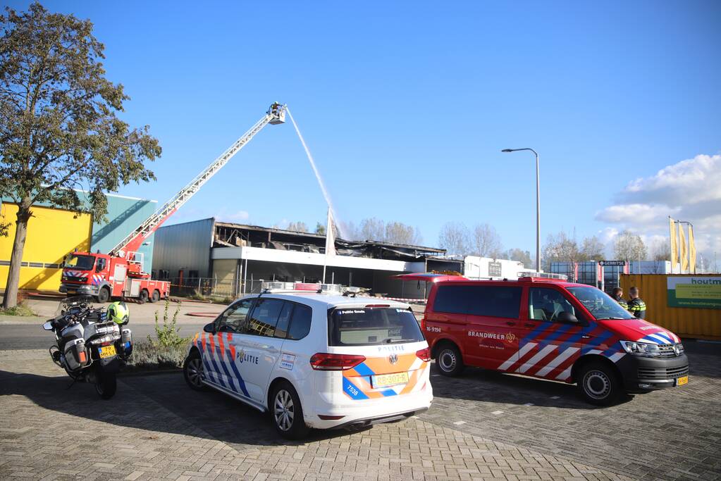 Day after grote brand ijzerwarenbedrijf Isero