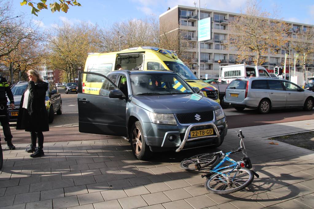 Kind op fiets gewond na botsing met auto