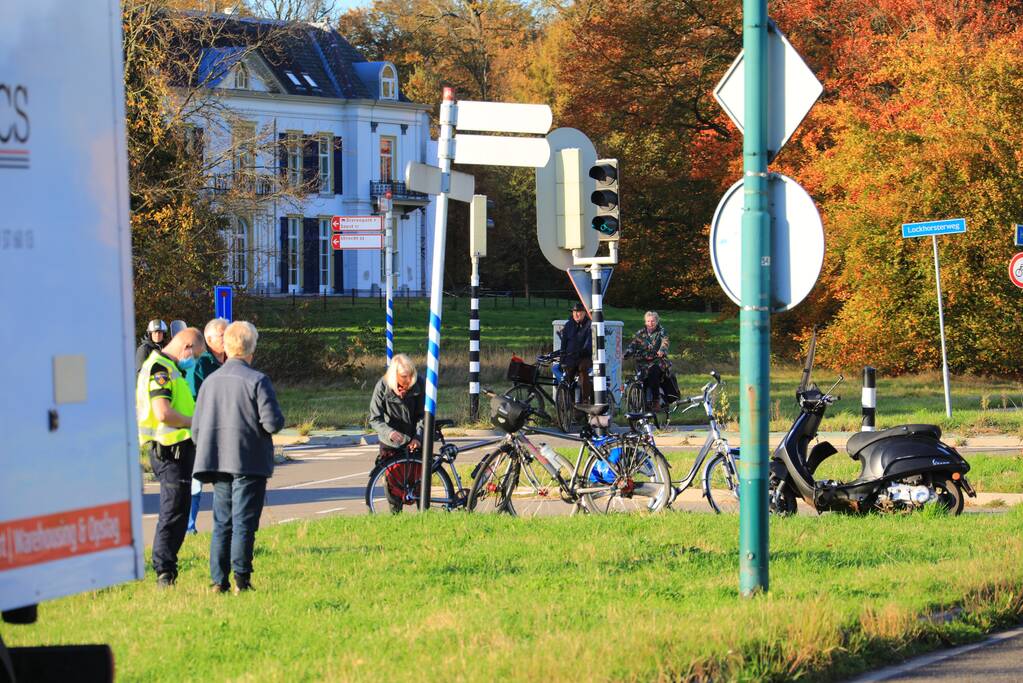 Scooterrijder gewond bij aanrijding met bestelbus