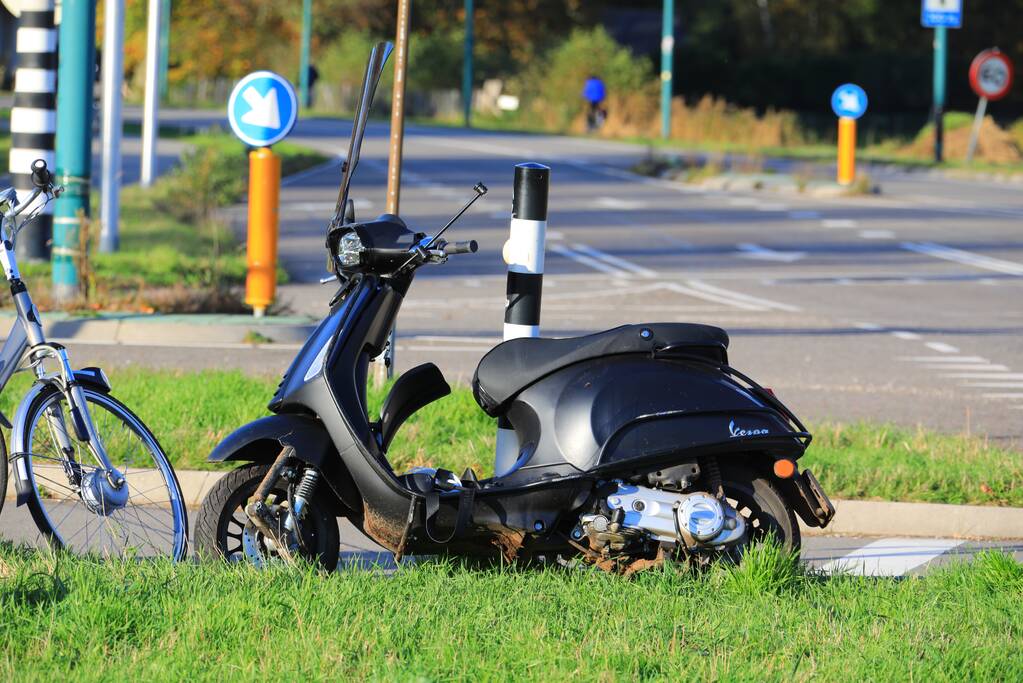 Scooterrijder gewond bij aanrijding met bestelbus