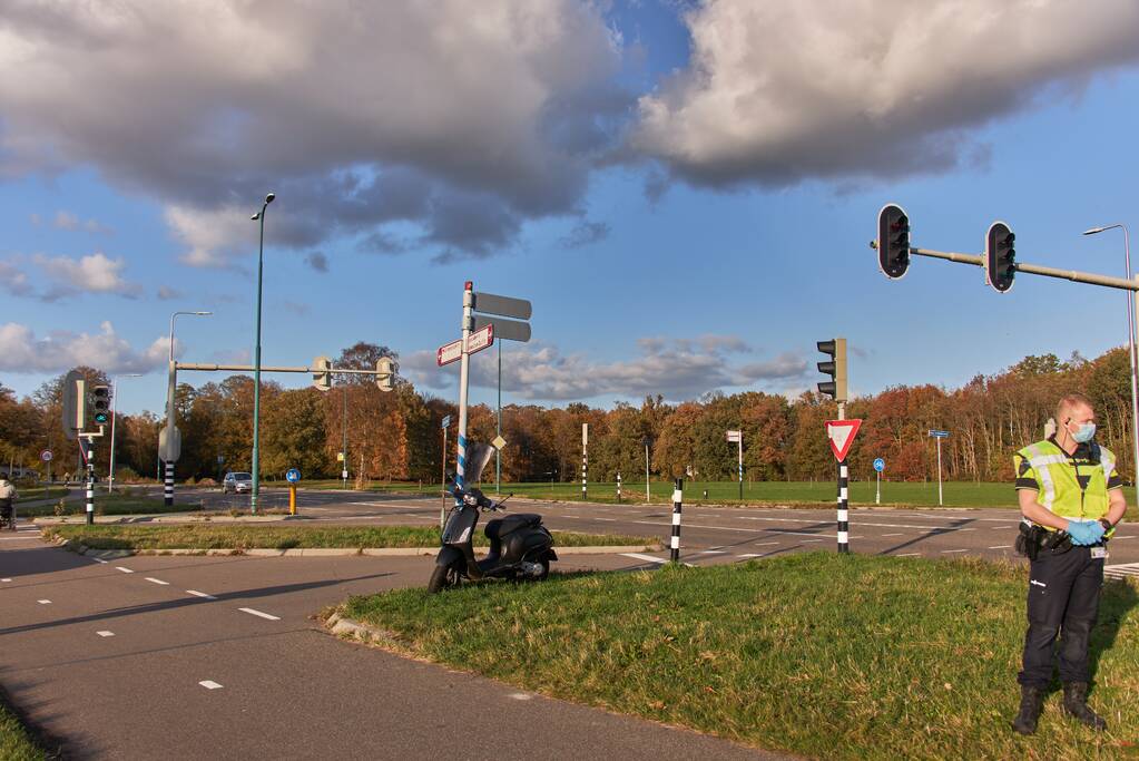 Scooterrijder gewond bij aanrijding met bestelbus