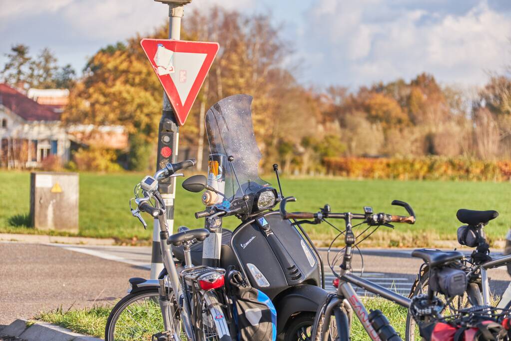 Scooterrijder gewond bij aanrijding met bestelbus