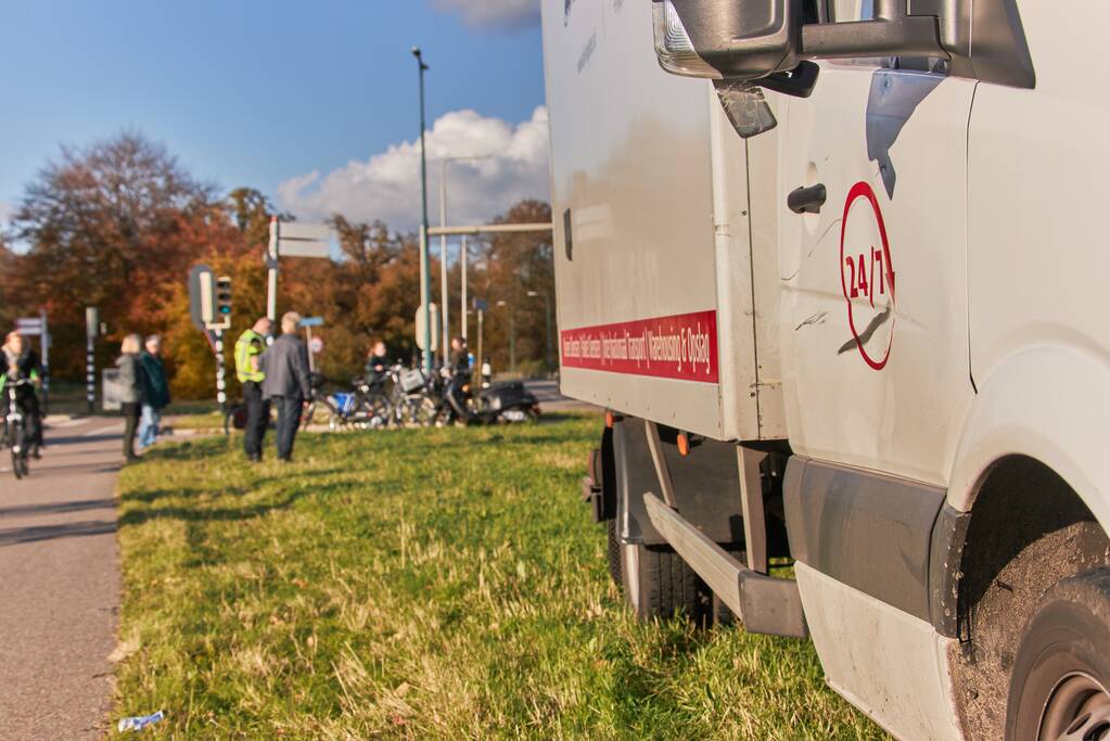 Scooterrijder gewond bij aanrijding met bestelbus